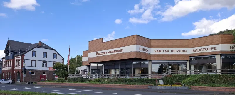 Firmengebäude von Balzer + Nassauer mit Fliesen-, Sanitär-, Heizungs- und Baustoff-Schriftzug